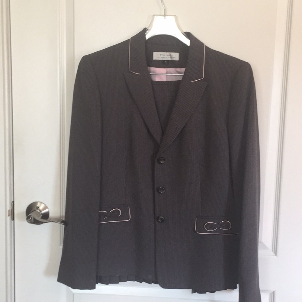 Tahari 2 pc suit